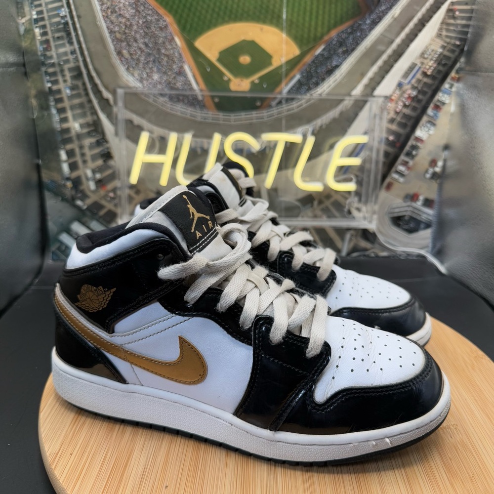Nike Air Jordan 1 Mid SE (GS) Size 6Y Black White Gold Patent